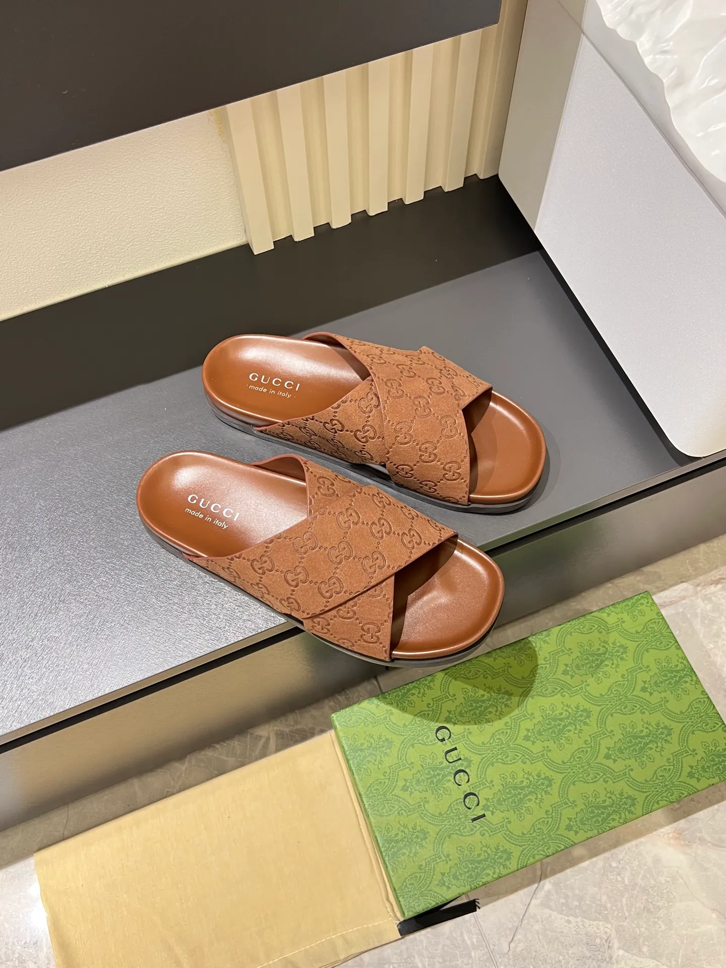 Men's Men's Shoes 💰p320 "GUCC＊" These slippers are made of GG polyester and feature a Gucci label on the front, adding a bold logo feel to the style. "Gucci Made in Italy" stamped label Rubber sole. Size 38-44